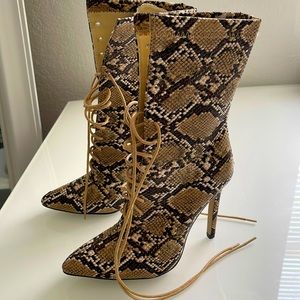 🎊Snake print boots with lace in front🎊